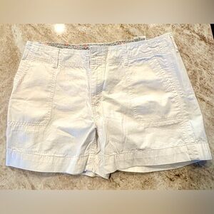 🟣 WOMENS LEVI’S WHITE SHORTS - SIZE 10-  NEVER WORN 🟣